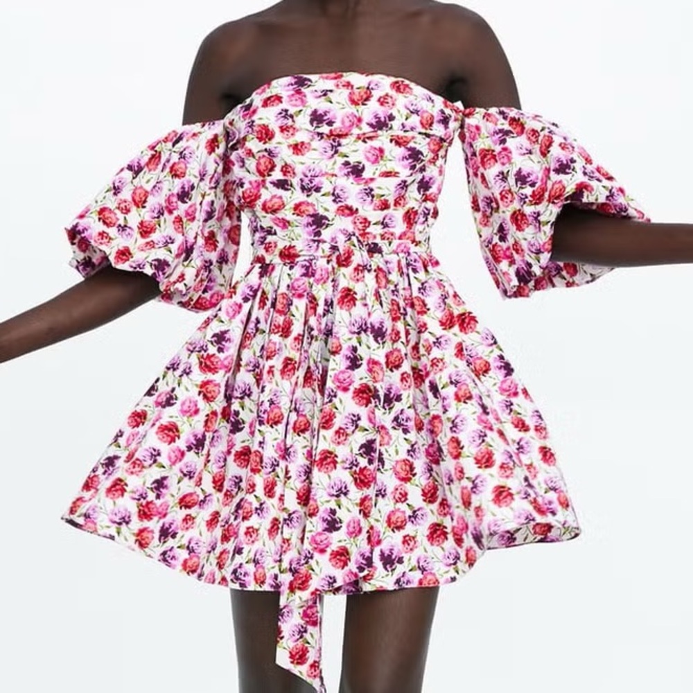 Zara Dress Flowered Printed With Puff Sleeves and belt. XS size, true size.